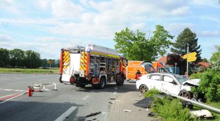 Ehepaar stirbt bei Unfall auf B239 in Espelkamp - 23-Jähriger lebensgefährlich verletzt