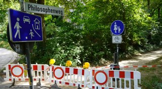 Verbotsschilder, aber keine Baustelle: Warum in Paderborn ein Weg gesperrt bleibt
