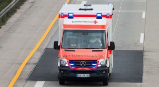 Handbremse nicht gezogen: Auto überrollt Mann