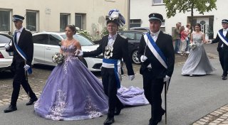 Schützenfest in Bonenburg: Königspaar feiert in majestätischem Lila