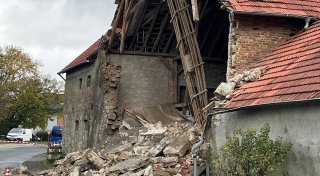 Vollsperrung in Borchen: Giebelwand an Scheune komplett eingestürzt