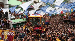 Barfuß durch Manila: Millionen Katholiken huldigen Statue