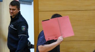 Bielefelder stürzt zwischen Stadtbahn-Waggons: Ist ein 24-Jähriger Täter oder Retter?
