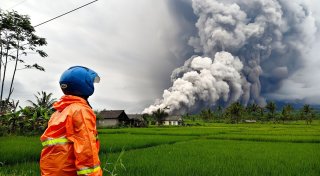 Indonesien: Vulkan Semeru spuckt 2.000 Meter hohe Aschesäule
