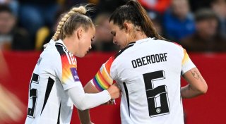 DFB-Kapitänin Gwinn bei der EM mit Regenbogenbinde