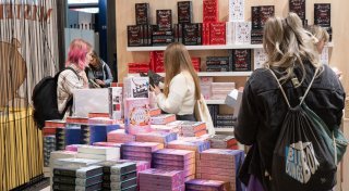 «New Adult» - Junge Leserinnen beflügeln die Buchbranche