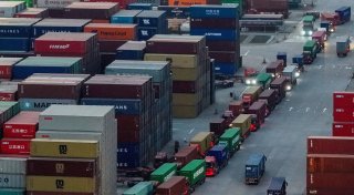 Chinas Exporte legen überraschend deutlich zu