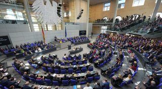 Bundestag lehnt Anträge auf Absetzen der Debatte ab