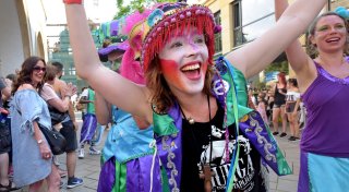 Knallbunte Parade in Bielefeld: Der Carnival der Kulturen tanzt durch die City
