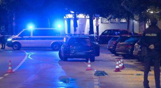 Frau sticht in München auf Passanten ein - Polizei erschießt Angreiferin