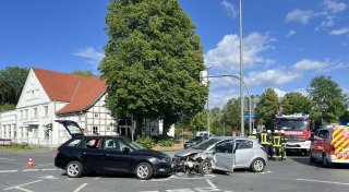 Autofahrer nach Unfall auf Gütersloher B61 schwer verletzt - langer Stau