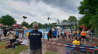 Freibad-Sprungturm im Kreis Gütersloh vor dem Aus - sogar TV-Teams bei Rettungsaktion