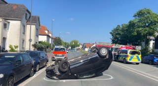 Spektakulärer B61-Unfall in Gütersloh: Auto kippt aufs Dach - Straße zeitweise gesperrt