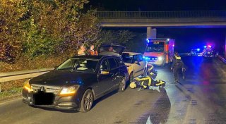 Autofahrer in Höxter randaliert in seinem Wagen und baut Unfall