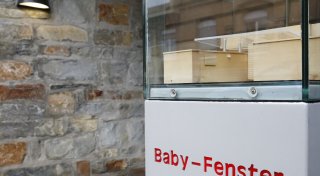 „Macht uns fassungslos“: Paderborner Baby-Fenster durch Böller beschädigt