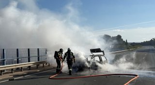 Unfall auf A2 bei Bad Oeynhausen: Auto nach Aufprall in Flammen