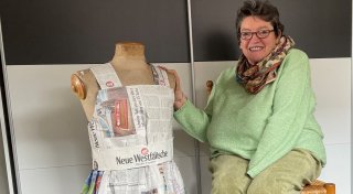 Rödinghauserin näht einzigartiges Kleid aus NW-Zeitungen