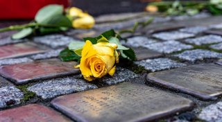 Fast 18.000 Euro Spenden nach Diebstahl von Stolpersteinen