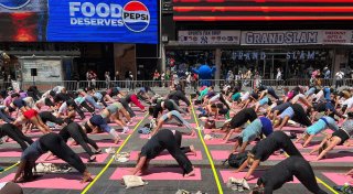 Trotz Hitzewelle: Massen-Yoga auf New Yorks Times Square