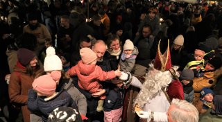 Glockenklang und Lichterglanz: Warburger Weihnachtsmarkt verzaubert die Altstadt
