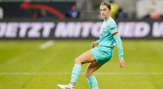 Gegnerin zwischen die Beine gefasst? Fußballerin dementiert