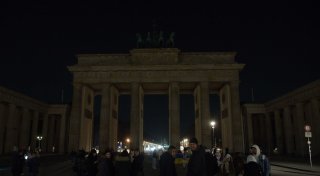Licht aus am Brandenburger Tor - «Earth Hour» in Deutschland
