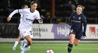Frankfurt bleibt dank kuriosem Elfmeter an Wolfsburg dran