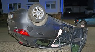 Mazda rammt in Paderborn-Elsen geparkten BMW und bleibt auf dem Dach liegen