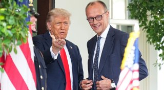 Ein zahmer Trump schmeichelt Merz im Oval Office