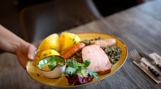Ab 2026 Steuerentlastung für Gastronomie und Pendler geplant