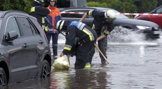 Regen setzt in Nürnberg Keller und Straßen unter Wasser