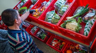 Lebensmitteltafeln melden mehr ehrenamtliche Helfer