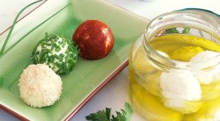 Käse herstellen: Mit Quark und Joghurtbällchen fängt's an