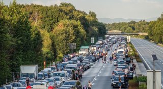 A2 bei Bielefeld: Unfall mit mehreren Fahrzeugen führt zu schweren Verkehrsstörungen
