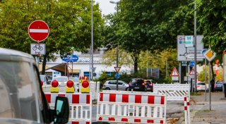 Polizei kontrolliert Sperrung vor Herforder Kreisverkehr: So viele Autofahrer müssen zahlen
