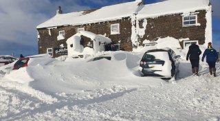 Gäste tagelang in Pub eingeschneit - Schneepflüge kommen zur Rettung