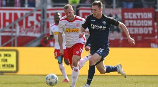 Ohne Wasser keine Tore: Paderborns Trainer übt herbe Kritik am Regensburger Rasen