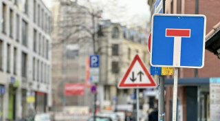 Tückische Sackgasse in Bielefelder Altstadt - Baukran an Brandruine blockiert Straße