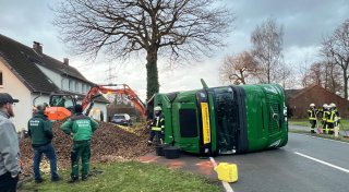 Unfall im Kreis Gütersloh: Lkw mit 25 Tonnen Kartoffeln kippt um