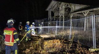 Brand am Kaiserhof in Porta: Feuer vor einsturzgefährdetem Laubengang