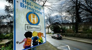 Sohn bekommt keinen Platz an Gütersloher Wunschschule: Mutter sauer über längeren Schulweg