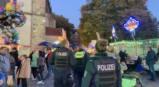 Im Schatten des Rummels: Auf Streife über die Herforder City-Kirmes