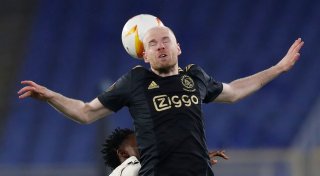 Kurios: Ajax-Profi darf trotz Rot gegen VfB weiterspielen