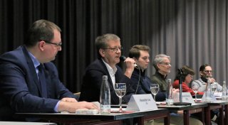 Im Berufskolleg Schloß Neuhaus gibt es Jubel und Kritik für Politiker
