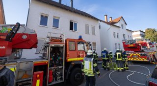 Feuerwehreinsatz in Bielefeld: Zwei Menschen aus Mehrfamilienhaus gerettet