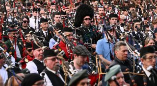 Melbourne: 374 Dudelsackspieler knacken mit AC/DC Weltrekord