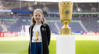 Mit vielen Fotos: Junge Gütersloherin führt Arminia beim DFB-Pokalfinale ins Stadion