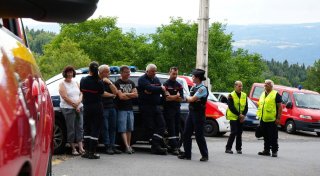 Rennwagen in Frankreich kommt von Straße ab - drei Tote