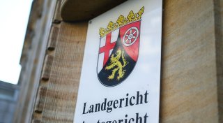 18-Jähriger wegen Mordes an Vater vor Gericht