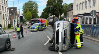 Auto kippt bei Unfall in Paderborn auf die Seite - zwei Verletzt